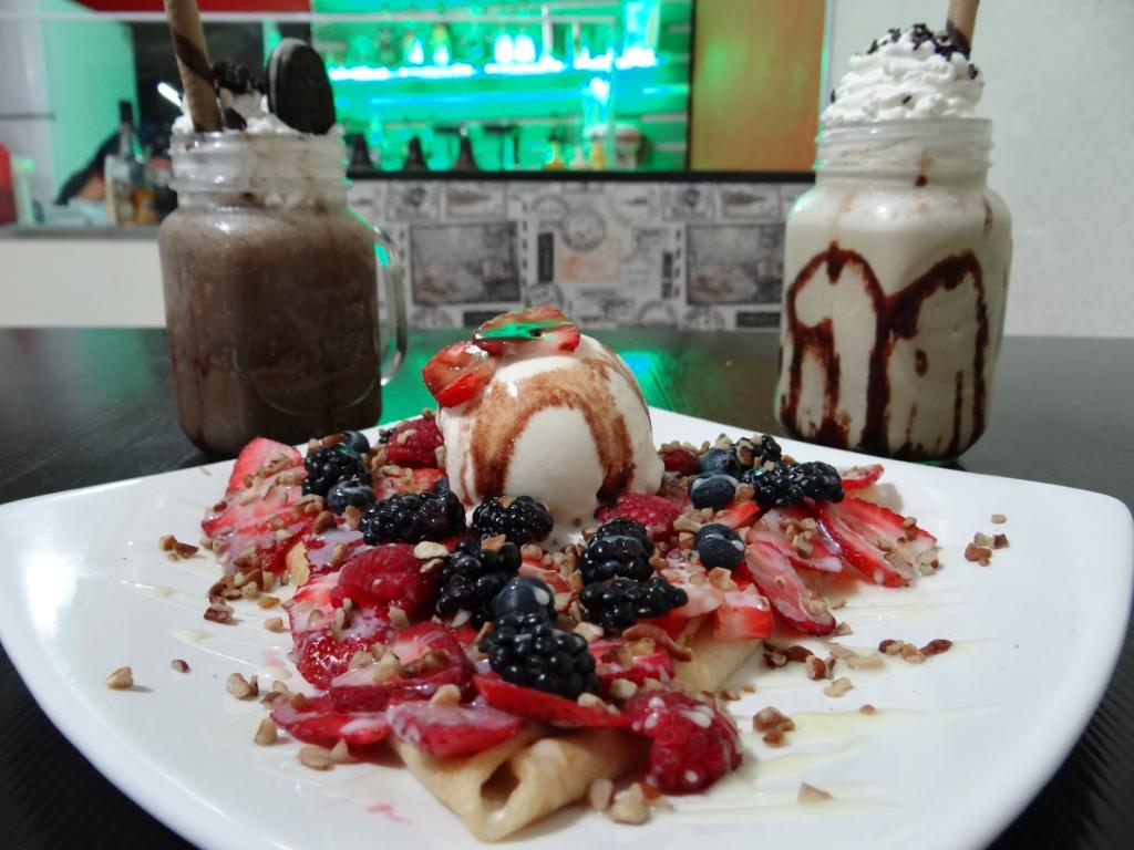 Crepa de Nutella y plátano en A Las Crepas, enfocada en el relleno y la textura crujiente de la masa