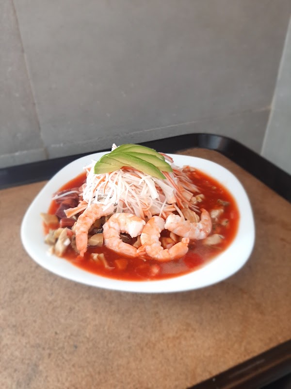 Plato de camarones al ajillo y sopa de mariscos en Marisquería Puerto de Alvarado — captura del plato y vista del comedor