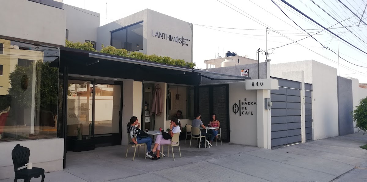 Pound cake servido en plato de cerámica en Lanthimos Barra de Café — detalle del glaseado y la mermelada de frutos rojos