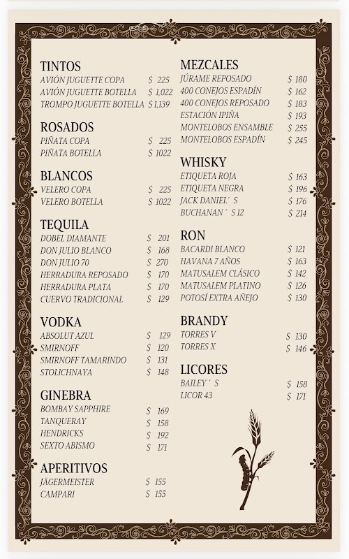 La Oruga y La Cebada – terraza con vista a la calle, vasos de cerveza artesanal y plato de chistorra