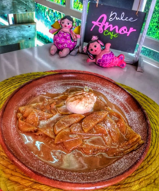 Chilaquiles con huevo en Dulce Amor Café y Garnacha SLP — plato servido en plato de cerámica, con guarnición de aguacate