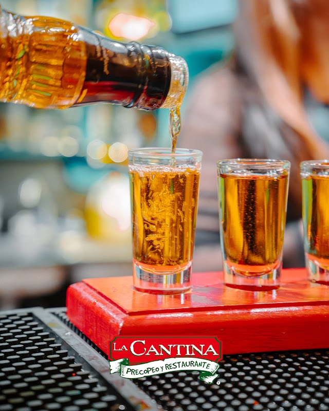 Bar de BEER LIFE con variedad de cervezas importadas y clientes bailando cumbia
