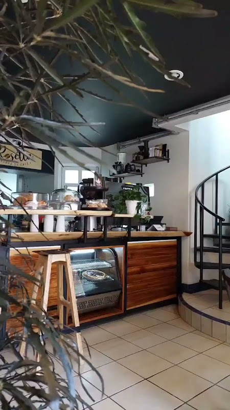 Rosetta Barra de Café mostrando un latte de matcha y una rebanada de ciabatta con queso de cabra en la mesa del interior