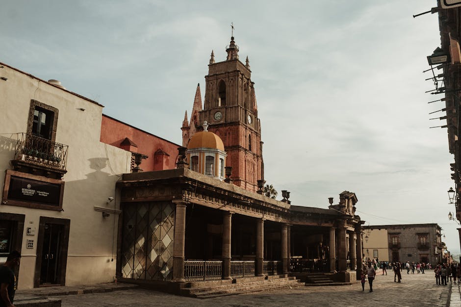 Capture of urban street scene in San Miguel de Allende, featuring colonial architecture and local landmarks.