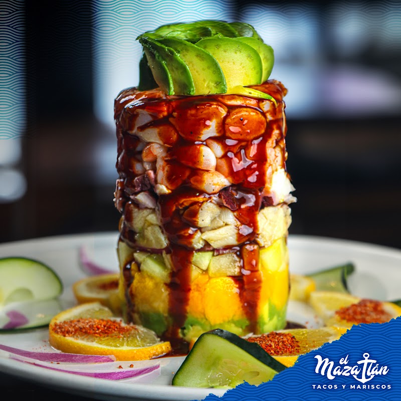Taco de camarón mazatlán en El Mazatlán Tacos y Mariscos, mostrando la salsa de aguachile y mango, fondo de terraza