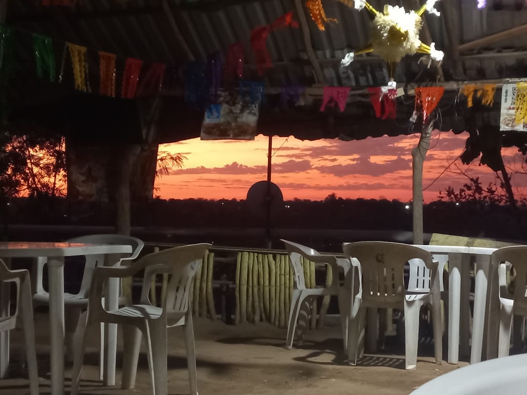 Restaurante Bar Lechelitas, tabla de mariscos al ajillo en mesa de madera, fachada familiar del centro