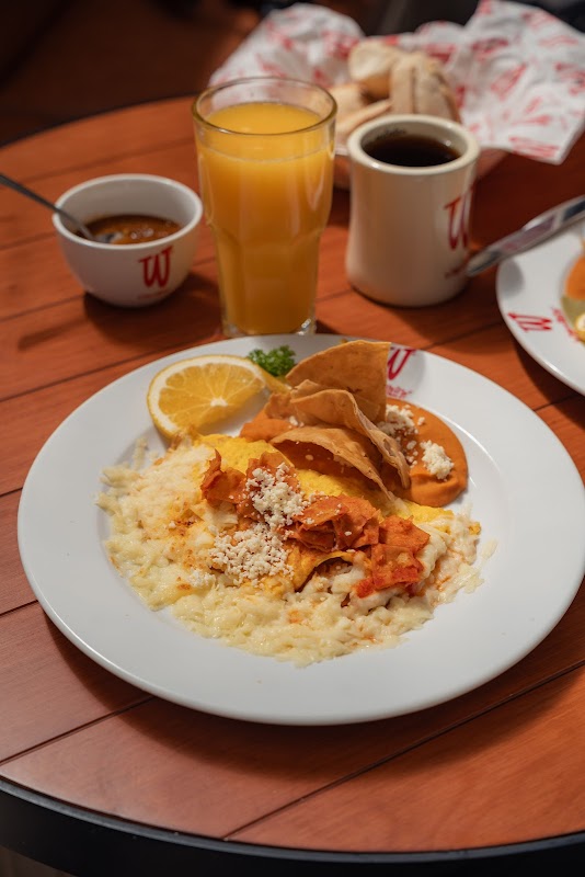 Waffle de jazmín con helado de vainilla y salsa de frutos rojos en La Casa del Waffle — primer plano del plato