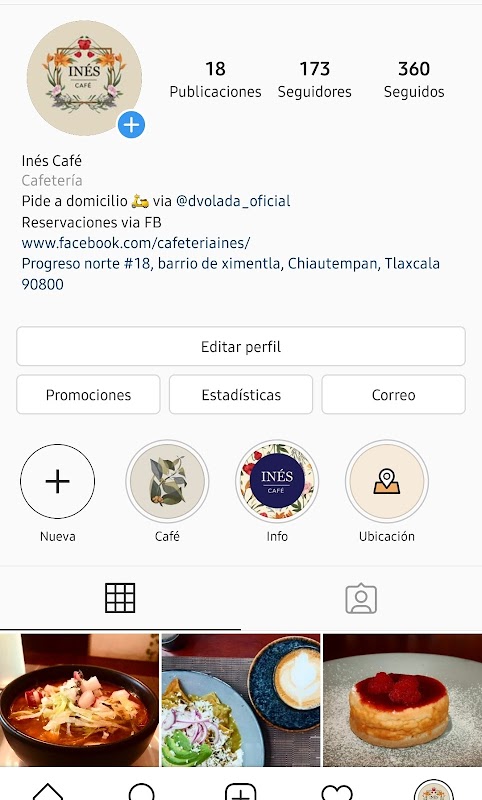 INÉS café – taza de café de olla y torta de jamón con huevo en una mesa de madera, luz natural del interior