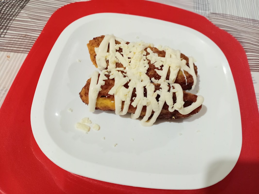 Molote de banana y garnacha en Antojitos de la Tía Jess — primer plano del plato