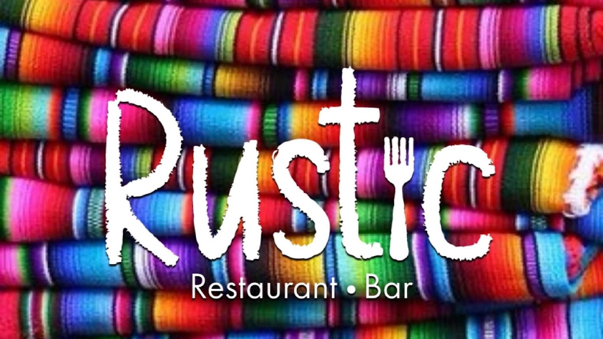 Rustic Restaurant Bar con botellas de michelada sobre el mostrador y bandeja de papas fritas, ambiente nocturno