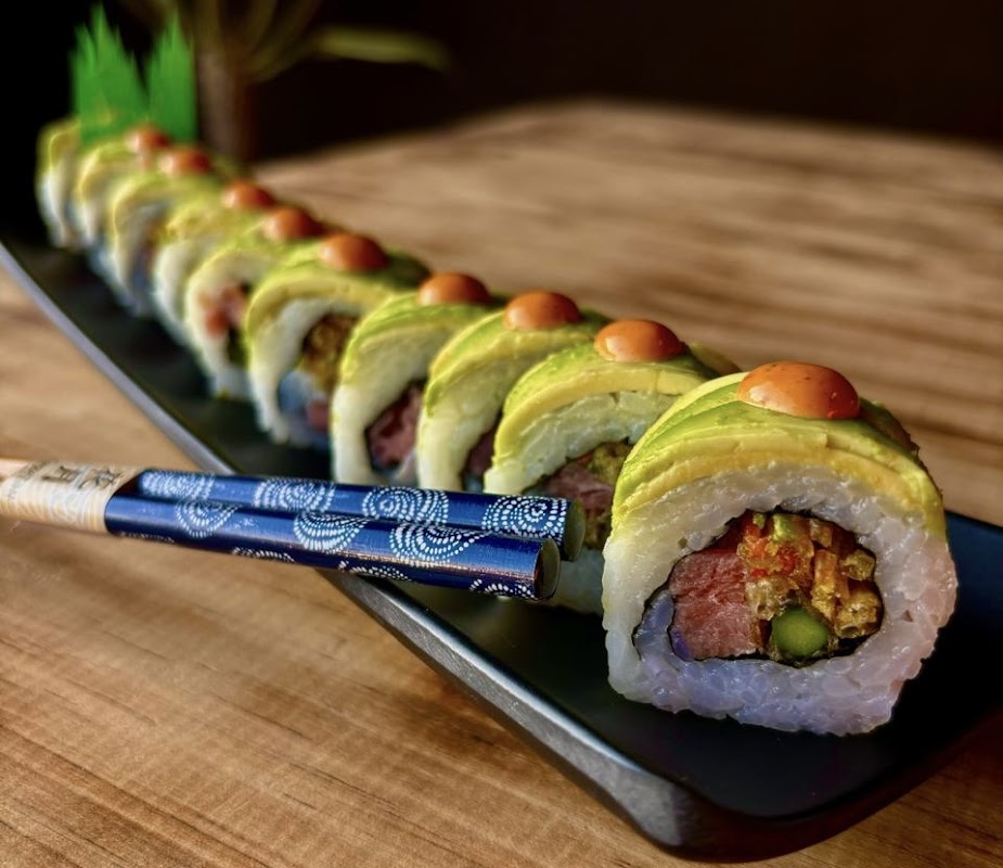 Kami sushi Tonanitla — barra de sushi con maki y sashimi bajo luces tenues