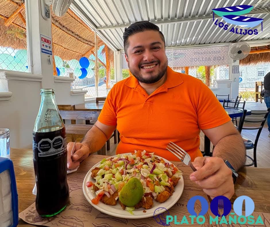 Muestra la barra de mariscos con camarones y ceviche en Los Alijos — vista amplia del mostrador y clientes