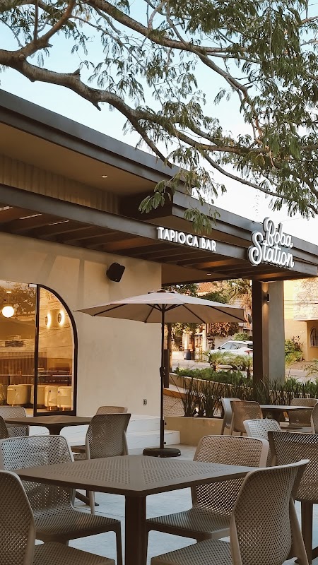 Talavera Coffee shop & trad food – hotcakes apilados con miel de agave, vista de la terraza y calle transitada