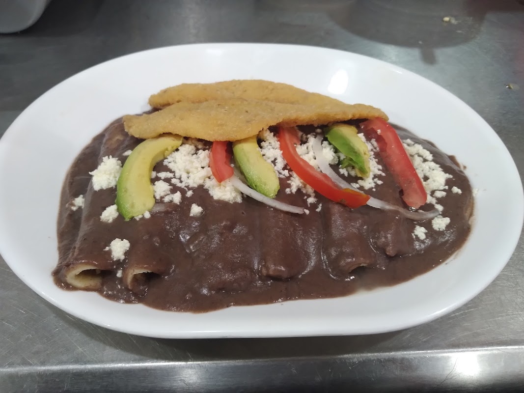 Cafetería Kamilos – tostadas Siberia con salsa picante, interior amplio y señal de accesibilidad