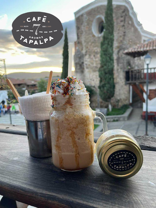 Pan de maíz recién horneado y taza de café en Café 7 Aromas Tapalpa — vista del balcón