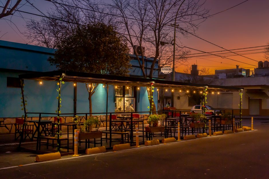 Warm evening view of a cozy café with string lights in Mar del Plata, Argentina.
