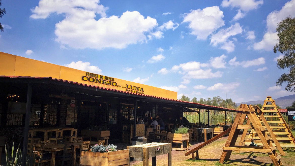 Gran Teocalli — foto del buffet de desayuno con platos tradicionales y vista del escenario de danza
