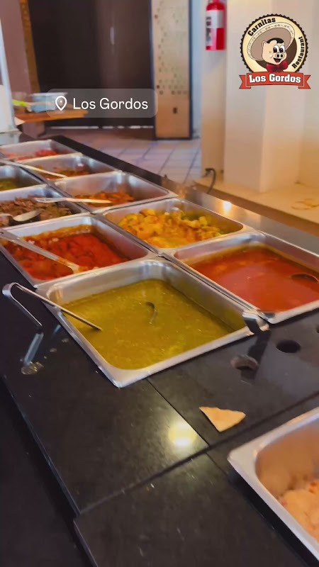 Plato de costillas con salsa y papas fritas en Los Gordos — vista del plato con detalle de la salsa