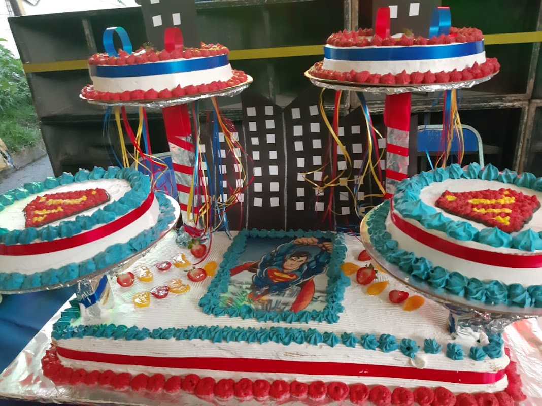 Torta de chocolate con azúcar caramelizada en Pedazos de Azúcar, primer plano del pastel