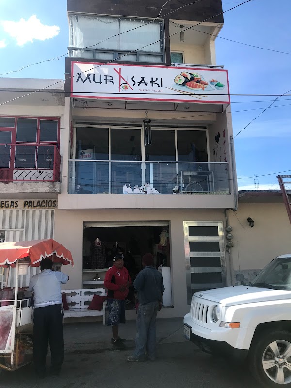 Roll de sushi en Murasaki sushi place — primer plano de los rollos sobre la tabla