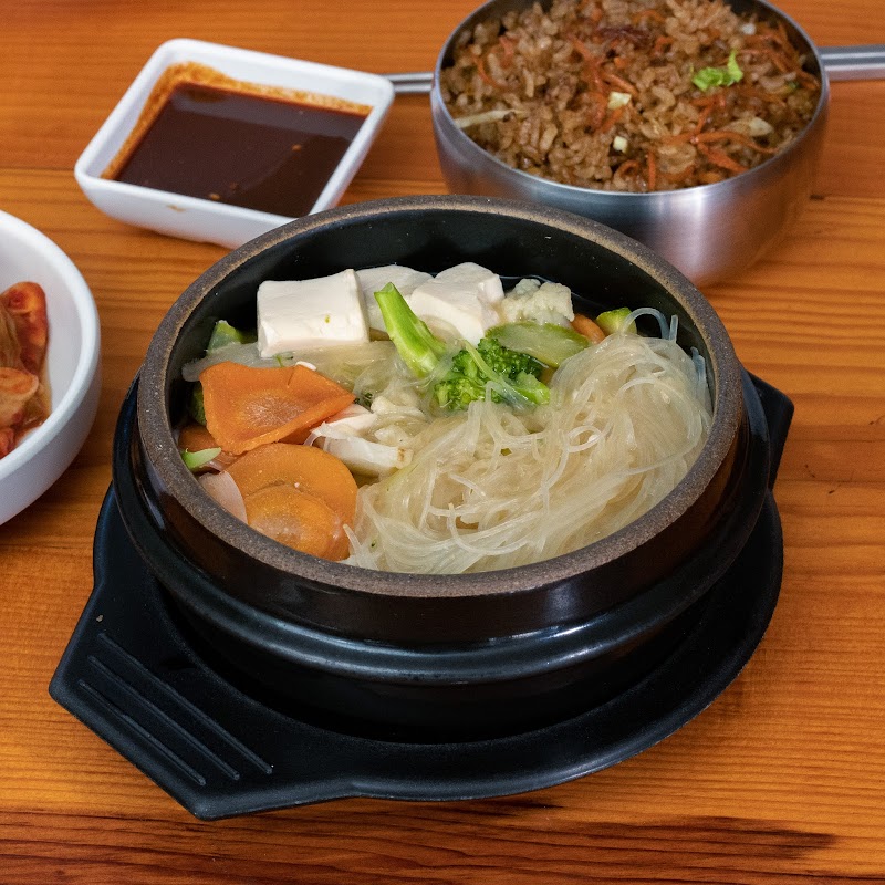 Bulgogi y arroz frito en Seoul Restaurant — primer plano del plato con salsa brillante y palillos