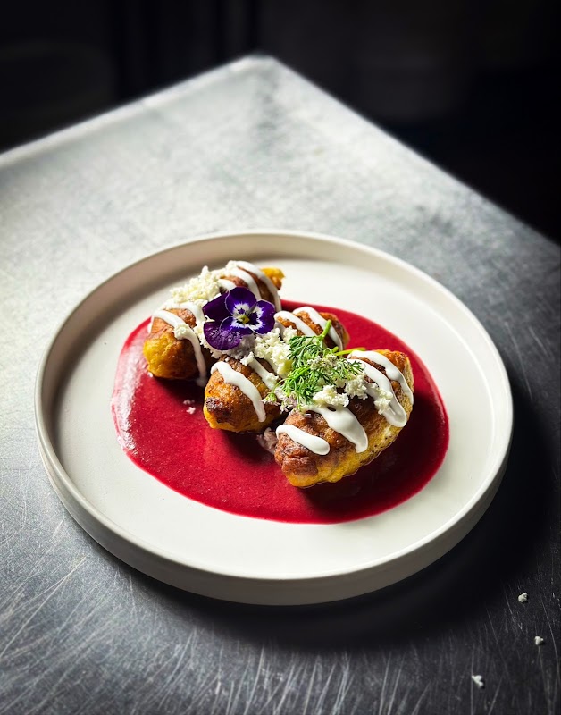 Tlayuda de Terraza Santa María con frijoles, queso y cecina, servida en plato de madera — primer plano del plato