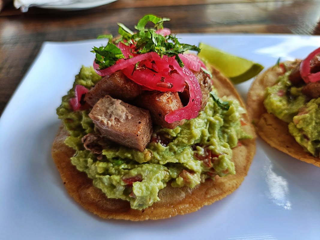 Playa Hermosa plato de albacore con rodajas de limón y guarnición de verduras, vista del mostrador