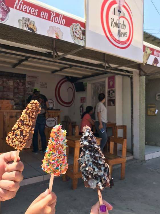 Primer plano de una marquesita de fresa en el mostrador, mostrando la masa crujiente y las fresas frescas