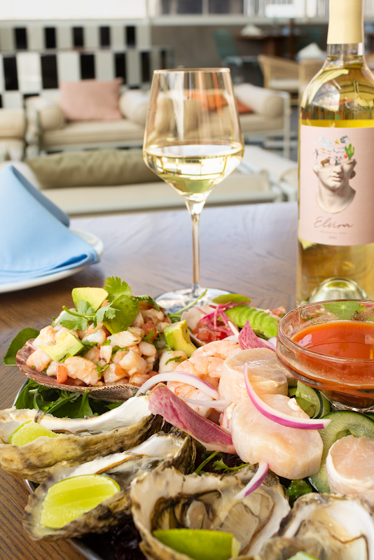Ceviche de camarón servido en copa de vidrio, con rodajas de jalapeño y cilantro fresco en Villa Marina Península — primer plano