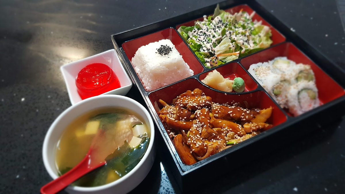 Odayaka Sushi Bar – patio al aire libre con nigiri de salmón y ambiente relajado