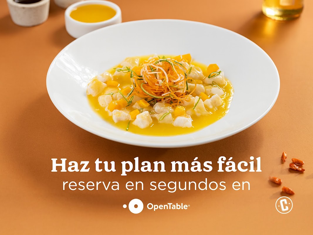 Tiradito de atún rojo en Cabanna Restaurant — plato servido en plato blanco con salsa cítrica y microbrotes