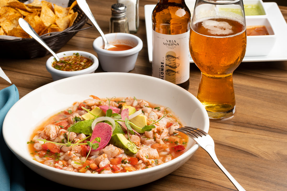 Plato de ceviche con camarón y lima en Mariscos Negro Durazo Otay — primer plano