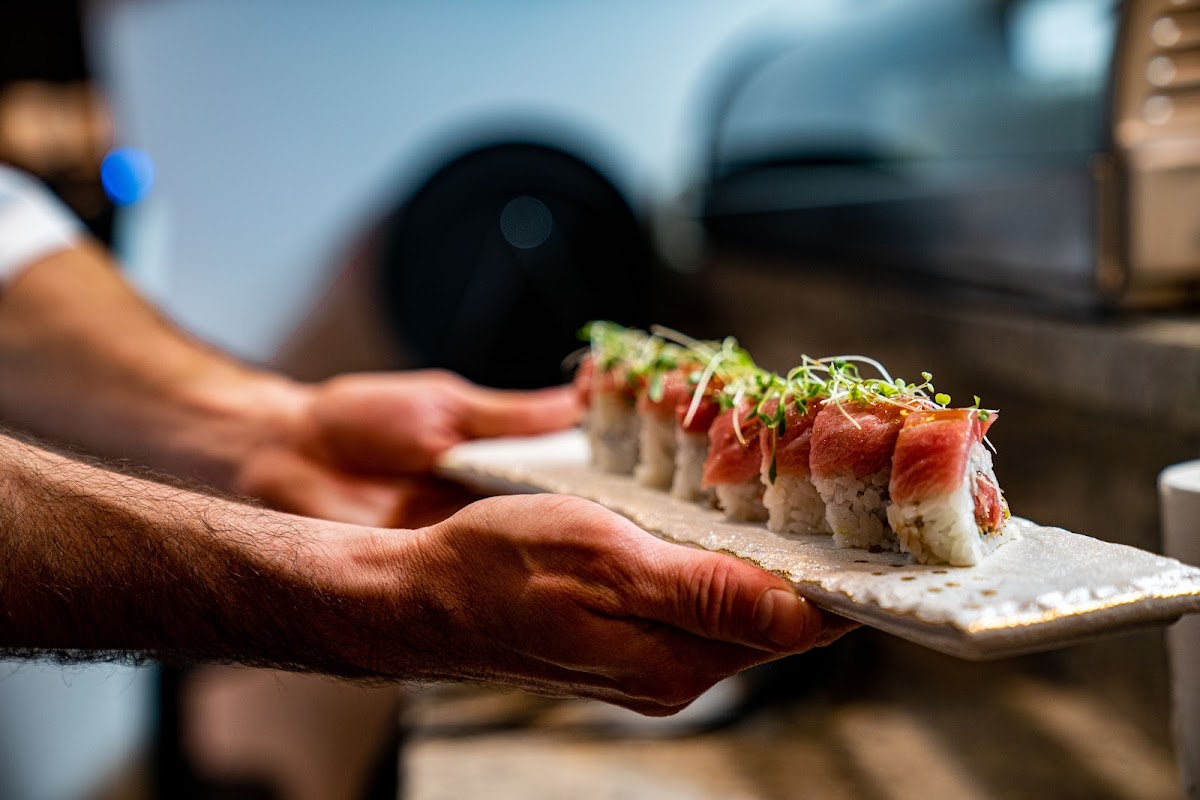 Komasa – teppanyaki en acción con ribeye en la plancha y valet parking al fondo