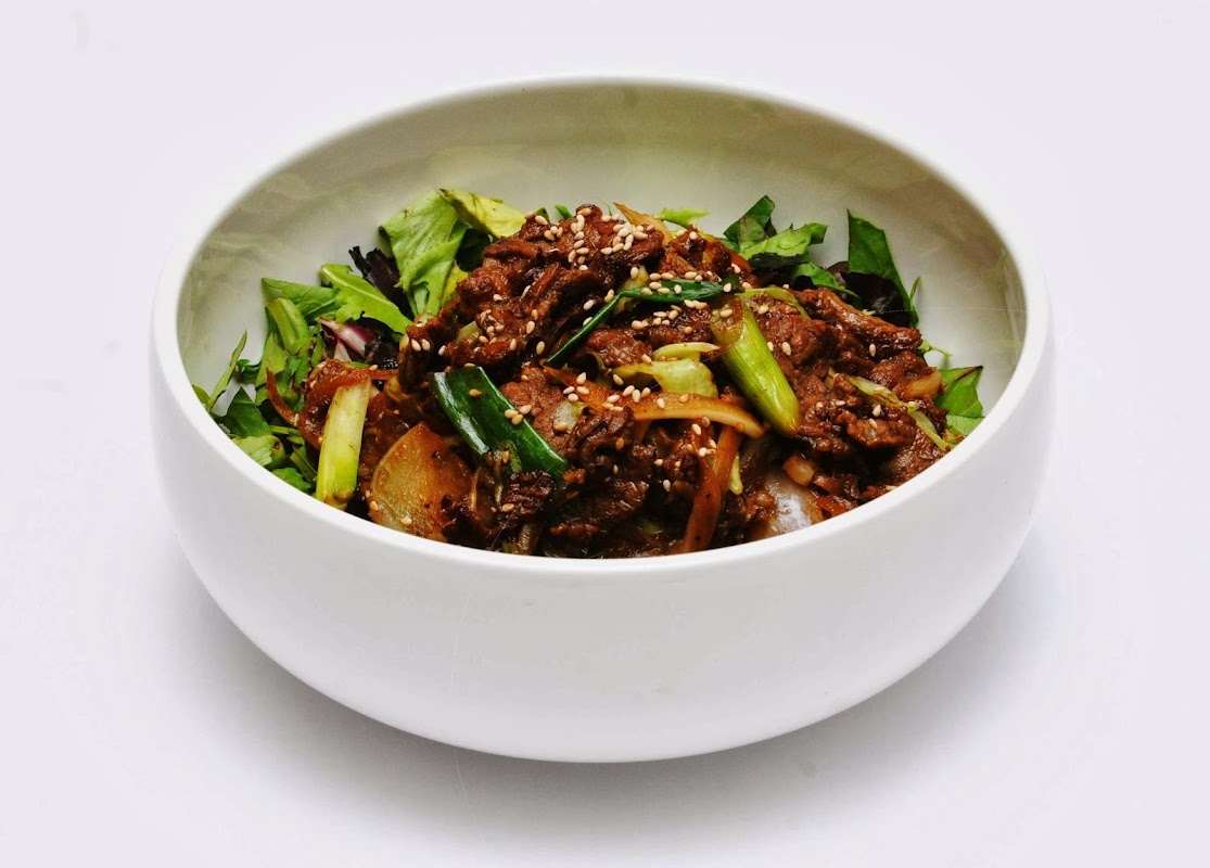 Primer plano del bibimbap de ternera en Kimchimix, mostrando los colores vivos del kimchi, la carne y el huevo frito