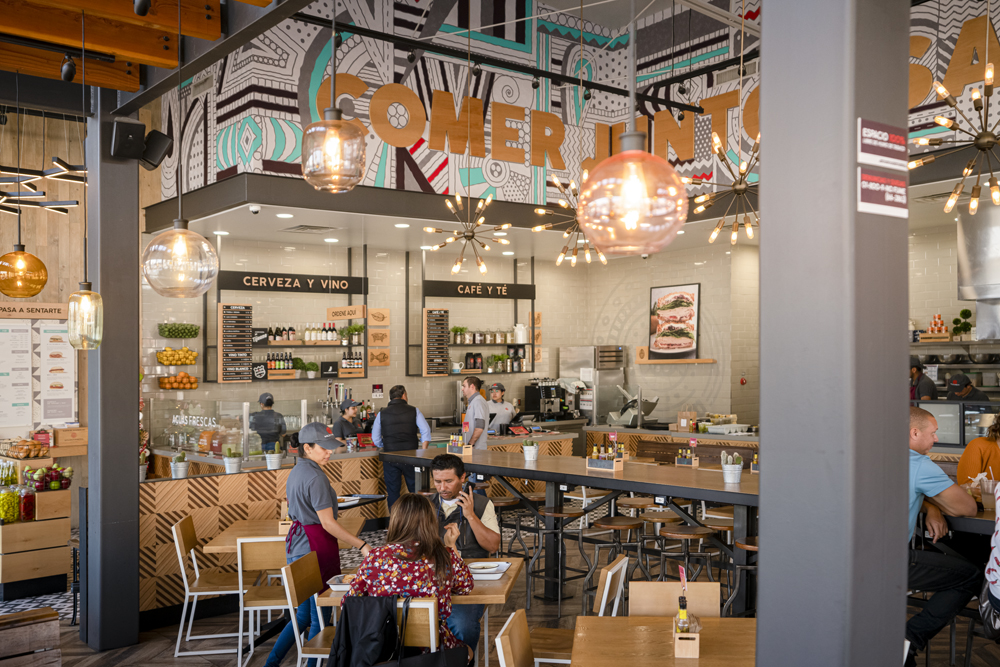 Sándwich de pollo al chipotle en Cypress — presentación en plato blanco con agua fresca de frutas al lado