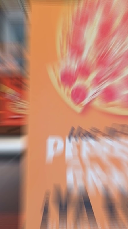 Mostrador de Little Caesars Cucapah con fila de pizzas listas, énfasis en rapidez y variedad de toppings