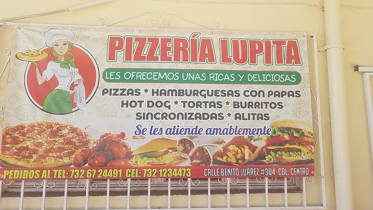 Pizzeria "Lupita" con una pizza recién salida del horno, queso burbujeante y la fachada del local