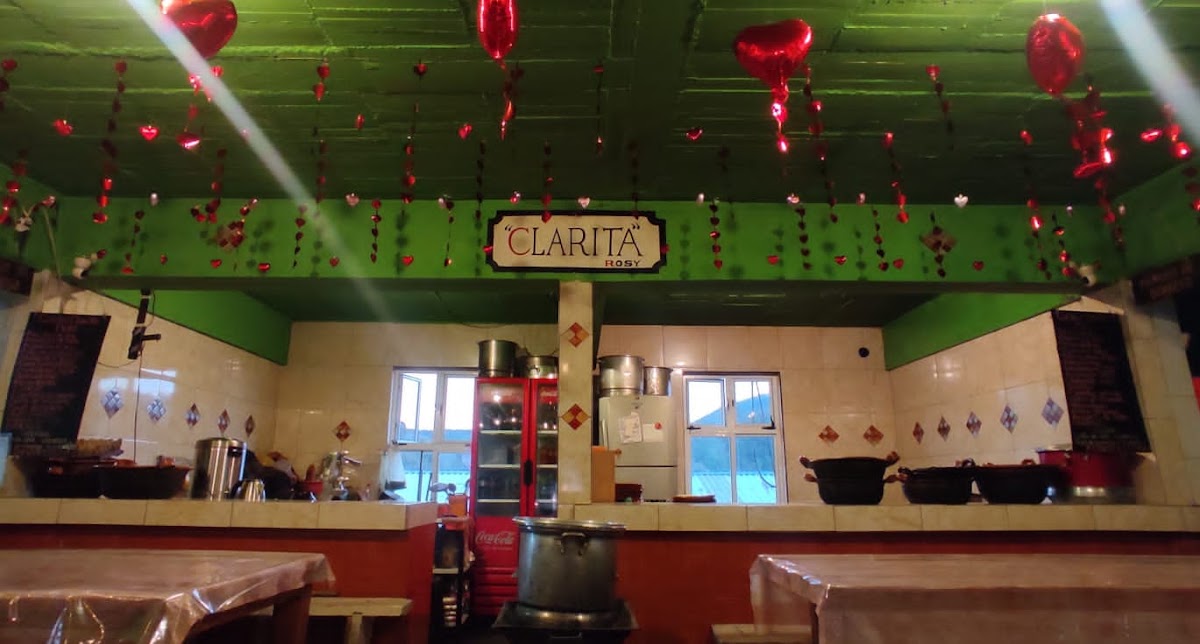 Cocina Clarita en el mercado, mostrada con su mostrador de tacos y la señal del puesto