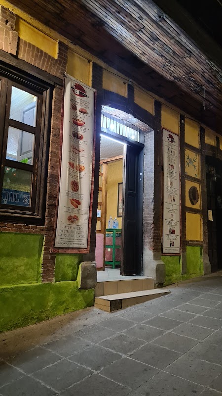 Chucho's Burgers, hamburguesa jugosa con papas fritas al lado del mostrador