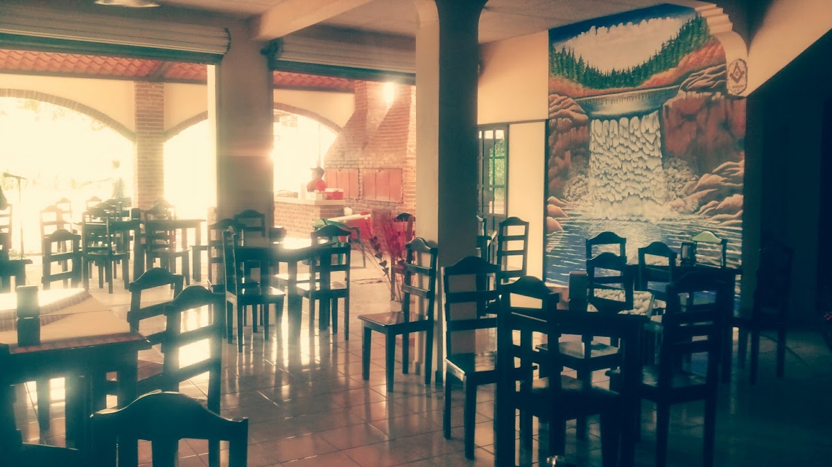 Costilla asada y longaniza en Asadero Los Compadres — foto del asado en la parrilla y la mesa del comedor
