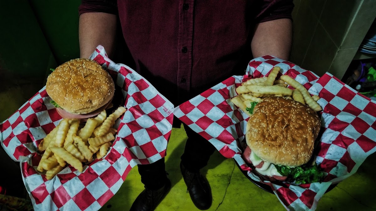 Plato de pollo asado con tortillas de maíz y guacamole en Guamúchil Pollos, Carnes y Conejos — foto del plato principal y el mostrador