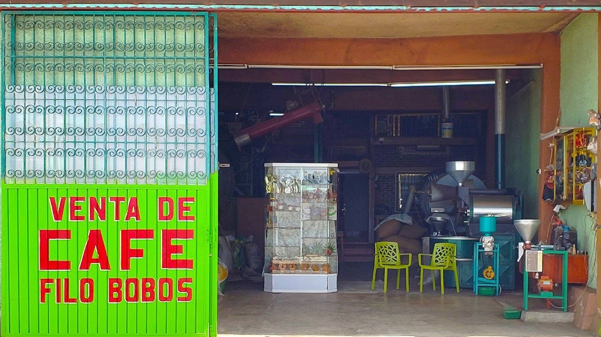 Hamburguesa Rustica con chipotle, papas fritas y cerveza artesanal en La Rustica Hamburguesas & + — toma del burger y el ambiente interior