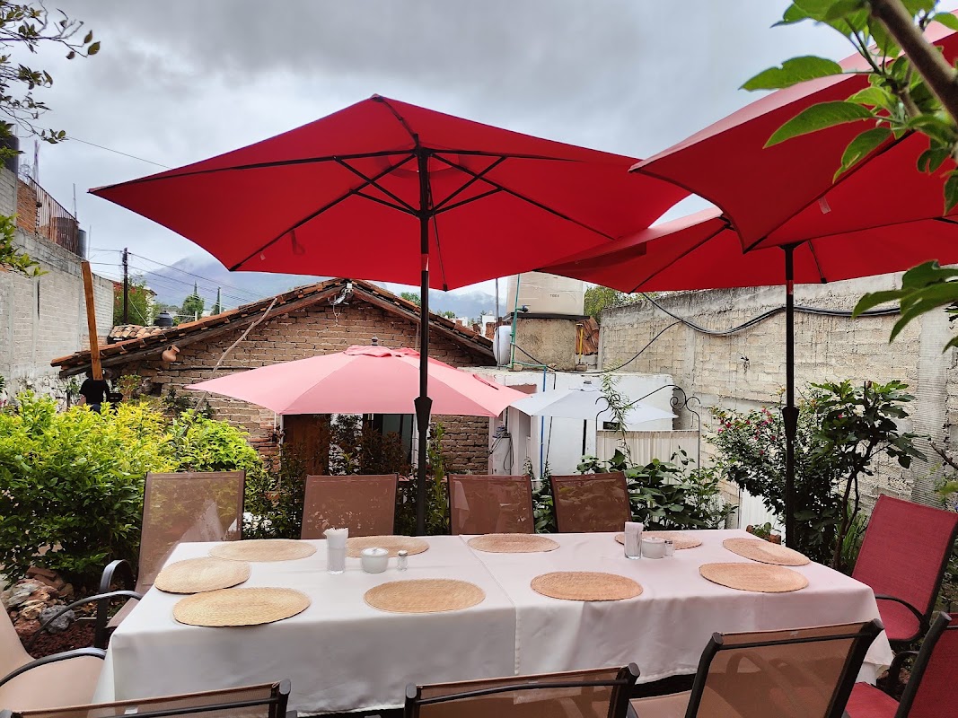 Desayuno al aire libre en La Teneria, mesas del jardín y platos servidos