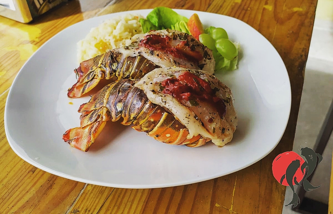 Chef preparando tacos de pulpo en los tripulantes del FI-HU, cocina abierta con parrilla de hierro.