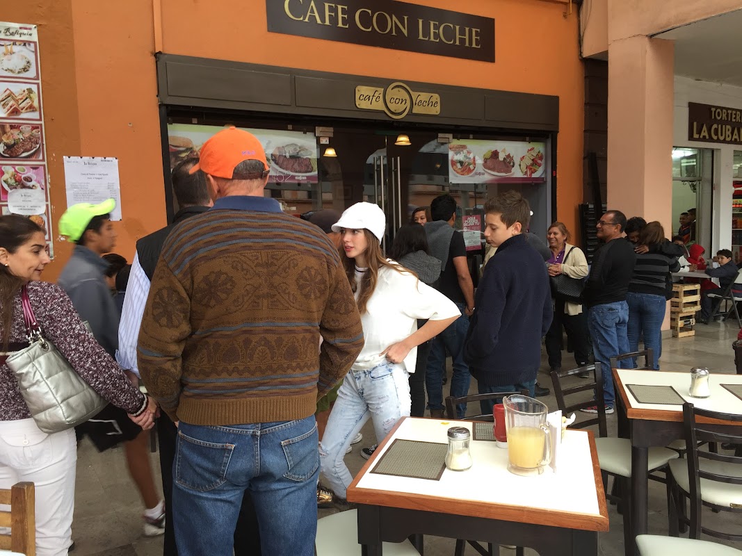 Mostrando el croissant de mantequilla y una taza de café en Good coffee, con la plaza de fondo