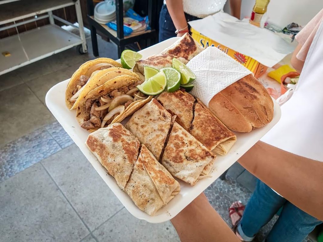 Tazón de pozole verde en Antojitos Las Tres Morales, mostrando maíz, carne y guarniciones