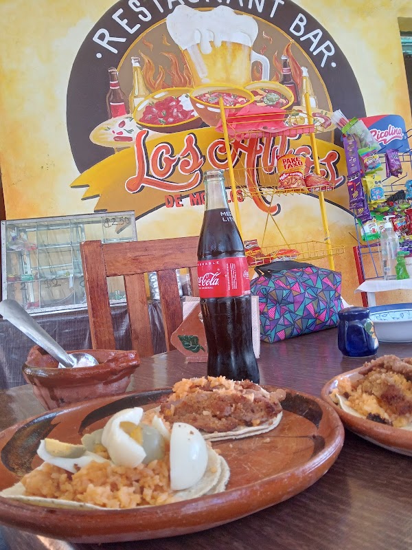 La Flor de Totolapan – quesadilla de birria con salsa verde, mostrada en un plato de cerámica sobre la barra