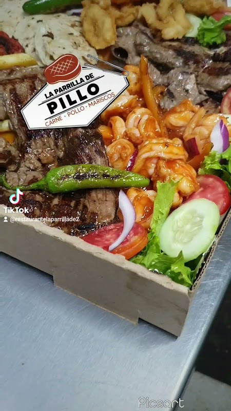 Muelle59 con su barra de mariscos y mesas al aire libre, mostrando un plato de camarones al ajillo bajo la luz del atardecer