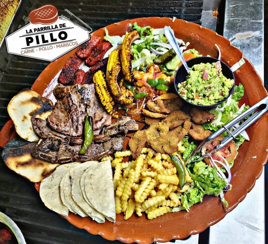 Exterior de La Parrilla de Pillo con su colorida marquesina y parrilla encendida