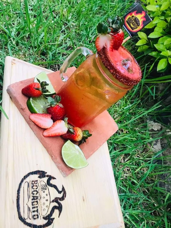 Barra de El Bocadito con tacos al pastor y una cerveza fría al frente